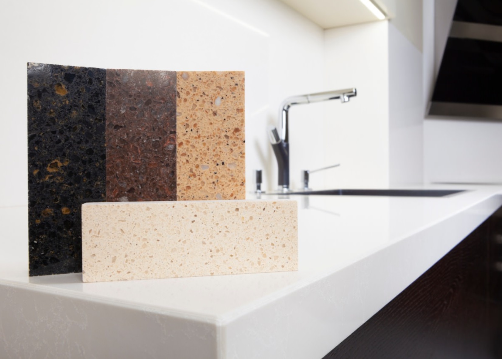 Столешница из натурального камня на кухне